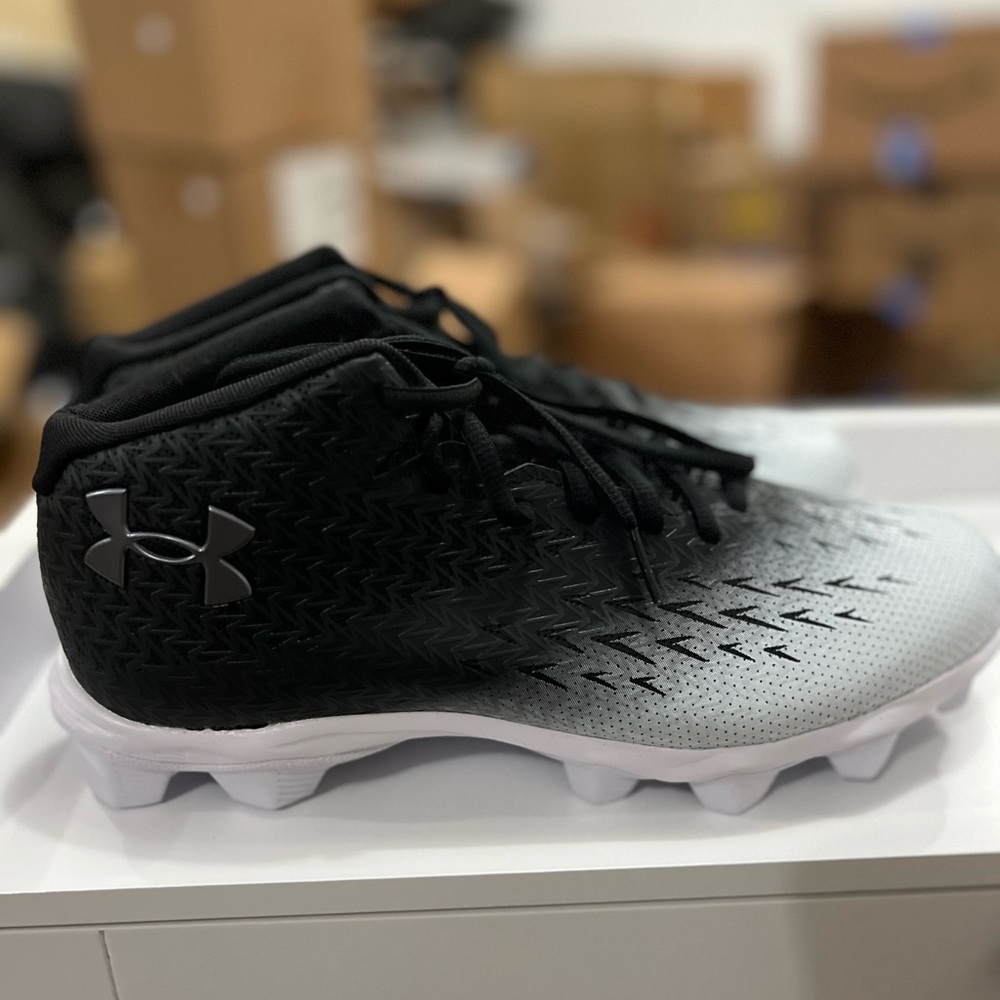 Under Armour Men’s Spotlight Franchise RM 4.0 Black and Gray Football Shoes